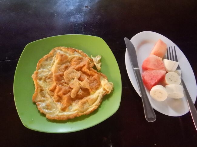 2月9日。<br />宿の朝食。本来ならこれにバゲットが付くのだが、断ってオムレツとフルーツだけにしておいた。