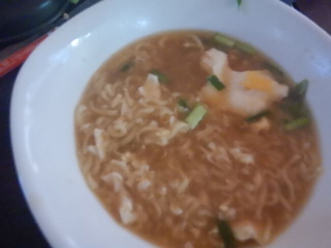 昼食。日本から持ってきたインスタントラーメンを食べた。卵はこちらのスーパーで買ったもの。