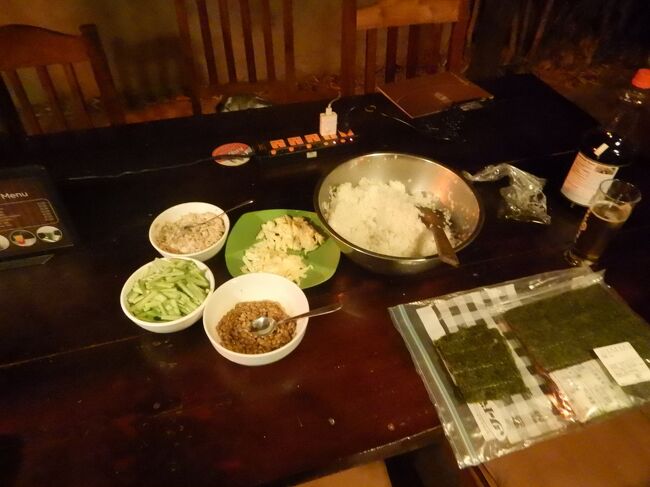 3日前にアンコールマートで日本米を買っておいた。それを使い、寿司飯を作る。<br />日本から持ってきた焼きのりで手巻き寿司にする。<br />具の納豆やキュウリは宿のスタッフに買ってきたもらった。