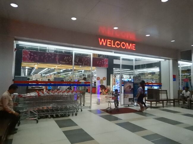 夕方になって、いつもお世話になっているアンコールマート。