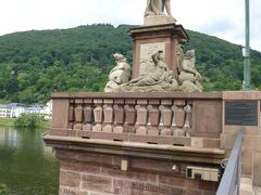 カール・テオドール像：

1788 年に建立された。石橋を作ったテオドール候を記念して建てられたが、像の台座に4つの像が囲んでいる。
ヴィッテルスバッハ家が統治するライン川・ドナウ川・ネッカー川・モーゼル川を象徴したものだそうだ。

ここでヴィッテルスバッハ家が何故出てくるかと云うと、Karl IV. Philipp Theodorカール4世フィリップ・テオドール（1724～1799年）はプファルツ選帝侯（在位：1743～1777年）の後にバイエルン選帝侯（在位：1777～1799年）となっている為である。

つまり、ややこしい事に同じ人間にも拘わらず、身分が変わって、バイエルン選帝侯としてはKarl II Theodorカール2世テオドールと称した。

バイエルンの名家ヴィッテルスバッハ家は14世紀以降、ルートヴィヒ4世が家祖であるバイエルン系と、ルドルフ1世が家祖のプファルツ系に分系していたが、プファルツ系のカール・テオドールがバイエルン選帝侯の地位に着いた事で両系が統合された。

ここで像が象徴するライン川・ドナウ川・ネッカー川・モーゼル川の意味が分かった。　　

http://www.heidelberg.de/

写真はハイデルベルク：アルテ橋のカール・テオドール像