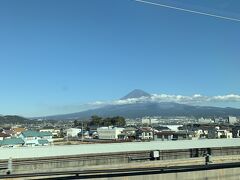 富士山が見えました。天気が良いです。あっという間に静岡付近。