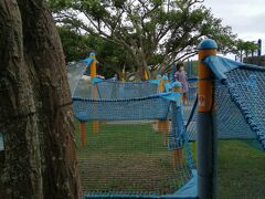 曇りで暑くなく、こちらのネット遊具で初めて遊べました！こんな立派な遊具が無料で遊べるなんて！太っ腹～！