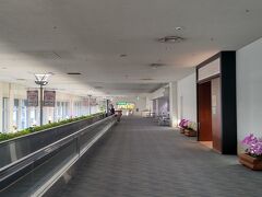 空港内はより人が少ないです
当然ながら出発する人しかいないので