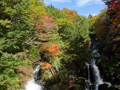 奥日光三名瀑のひとつ【竜頭の滝】

少しづつ赤く色づき始めています。

栃木県日光市には48もの滝が点在しているそうです。
男体山の噴火によって出来た溶岩の上を210ｍに渡って流れ落ち、幅10ｍほどの階段状の岩場を勢いよく流れています。
滝つぼが大きな岩によって二分され、その様子が竜の頭に似ていることからこの名前が付いたと言われています。
（中央の岩が頭部で両脇の滝の流れが髭）

※ 日光三名瀑　華厳の滝　龍頭の滝　湯滝

滝に沿って上まで歩くと滝上から眺めることが出来ます。




