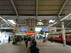 箱根湯本に到着。登山鉄道に乗り換えます。