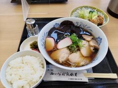 その後、道の駅 西いなば気楽屋へ。

こちらは新しい施設なので、お手洗いはこちらで！（笑）


さて、こちらでランチです。

ラーメン定食 \950-

大きなきくらげがたくさん入っていて
この日は寒かったので温まりました。

からあげもついていて、おいしかったです！