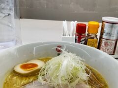 事前調べで有名店らしき「麺屋匠」が空いていたので、“たくみラーメン”￥８８０を食べました。
美味しかったけど、スープが少なくて熱々じゃなかったのが残念。
座席が一人づつアクリル板で仕切られていた点は良かったです。