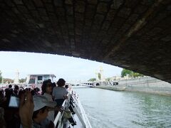 　セーヌ川クルーズへ！
　歩き疲れたので、ボートに乗っての、パリ見物です！！