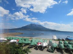 鹿児島駅を出ると右手に錦江湾（鹿児島湾）と桜島の絶景。