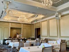 翌朝。
2階の朝食会場へ。
雰囲気良いですね(^－^)

このホテルを選んだ理由の一つは、朝食の評判が良さそうだったからなんです。
楽しみ♪