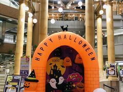 １８：５５

帰りに通ったソリオ宝塚のイベントステージにはハロウィンデコが☆

つい３日前まではダリアアートが展示してありました。
（旅行記はコチラ→https://4travel.jp/travelogue/11714914）