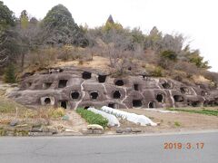 満腹になったところで。
長岡百穴古墳へやってまいりました。