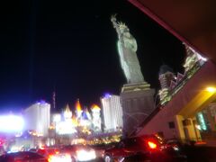 ニューヨークニューヨーク前からエクスカリバー前へ。