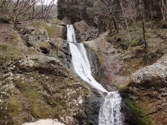 まずは一つ目の滝、"三ツ釜ノ滝"