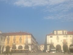 8/6(木)
La Reggia di Venaria ヴェナリーアの王宮
町の郊外にある狩猟の為建てられた宮殿。アパートのすぐ横のバス停から40分くらいで着きます