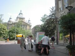 東駅へ行くのにトラム乗り場へゴロゴロ。
途中にＦ１のインフォメーションブースのような屋台あり。行き方とかシートチケットとか扱っている感じでしたよ。