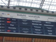 地下鉄が工事で運休になっていたので、代替えトラムでブダペスト東駅です。地下鉄に比べるとトラムは階段もないので、スーツケースを持っている時にはとっても便利かも。

で、乗るのは13:05発ＥＣ Bartók Béla号、ミュンヘン行き。余裕をみて12時過ぎには駅到着。ちょうどお昼どきですけど、できれば食堂車を経験してみたい！