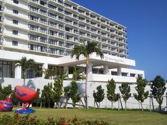 そのままプールで過ごすべくクルマで次のホテル「サザンビーチホテル&リゾート沖縄」に移動