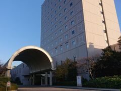 そこからさらに車で10分、春日居温泉にある《ホテル春日居》に到着。

住宅街の中に突如現れ「え！こんなとこに温泉があるの！？」と、ちょっと驚きです。