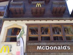 途中山小屋風のマクドナルドを発見！