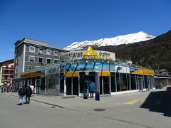 ゴルナーグラート鉄道の駅はツーリスト・インフォメーションのすぐ側。
予想に反して窓口は全然並んでいなかった・・・。