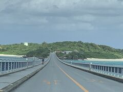 再び車を走らせて池間大橋を渡ります。