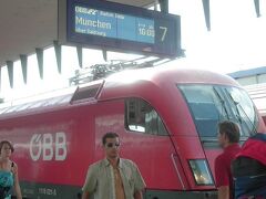 定刻通りの4時前にウィーン西駅に到着。
現在はブダペストからの列車は中央駅着ですかね。
