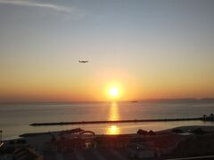 部屋に戻って旦那はジョギング、私は引き続き飛行機みてたらあっという間に夕日タイム。