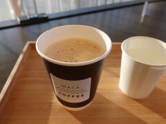 ひと回りして来て、又カフェに戻って来ました。
温かいカフェ・ラ・テをオーダー
濃いめのコーヒーで美味しかったです。