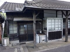 わわっ、歴史ある駅舎。
蔵宿駅、1913年の完成。

1913年に何があったか調べたら、
徳川慶喜が亡くなられた年だった。
