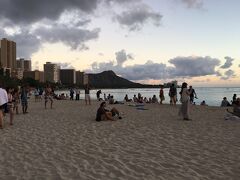 ハワイの景色といえばこれでしょ。
ダイヤモンドヘッド&ワイキキビーチ！
この日は夕日がすごく美しかった、、、、。
11月なのにけっこう潮風が冷たくて寒かったなあ。
2人とも地味に体調崩した記憶。笑