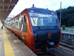 快速海里
令和元(2019)年10月5日から新潟駅 - 酒田駅間を白新線・羽越本線経由の４両編成のディーゼルハイブリッド車両で運行している臨時快速列車です。週末を中心に設定され、新潟発の下り列車が午前中に、酒田発の上り列車が夕方に発車する1往復の運行です。全車指定で指定席券は820円と高額です。
村上発は17時36分です

