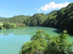 山清路大橋（さんせいじおおはし）を渡ると美しい緑の景色。