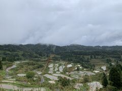 雨模様ですが、星峠の棚田に来てみました。

稲刈りをすると普通は水を抜くのですが、乾くと固くなる土なので、水を抜かずに、秋の代かき（残った根と土を混ぜ合わせる作業）に備えているそうです。