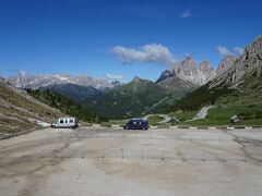 Passo Pordoi 
ポルドイ峠

朝早いためか、駐車場がガラガラ。
（帰りはほぼ満車になっていましたよ）