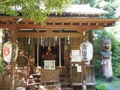 坂道を下り、旧東海道を少し戻ったところに大網金刀比羅神社があります。かつて神奈川湊に出入りする船乗りの崇敬を集め、大天狗の伝説でも知られています。

また、神社前の街道両側に一里塚が置かれていたそうです。