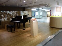 日本の主要なピアノメーカーが本社を置く「音楽の街」浜松。
JR浜松駅の新幹線改札内にあるピアノ