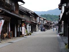 ここは古い街並みが残る岩村城下町です。真っすぐに歩いてみます。観光客も多く見かけます。