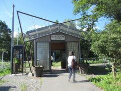 可愛い感じの甲斐小泉駅。たまたまお客さんがいました。無人駅なので乗降客はほとんどいません。