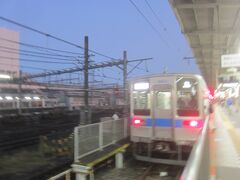 まだ薄暗い早朝05時40分 東武アーバンパークラインで

ホームに着いたらすぐに発車で､ここまで乗換かなり順調