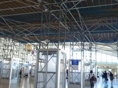 那覇空港に到着。ANAのチェックインカウンターは工事中です。どうなるのでしょうか