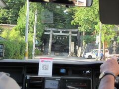 その先に諏訪大社の下社春宮の鳥居が見えて来ました。車は右折して春宮の裏にある道路の斜面を上り始めました。高いところに温泉宿はあるようです。