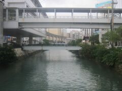 緊急事態宣言下の沖縄県・那覇市街地。

やはり、いつもとは違う雰囲気が徐々に感じられるように…。