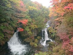 宿のある中禅寺湖近くの竜頭の滝に行ってみました。
紅葉を感じられました！！