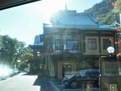 久しぶりの路線バスで箱根湖畔へ。

一度は止まってみたい【富士屋ホテル】を通過。