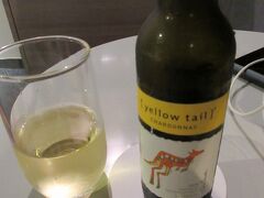 ホテルに戻り、夕方に東京に着いた妻と合流。Accorのシルバーステイタス特典でいただいたWelcome Drink券で白ワインをいただきました。