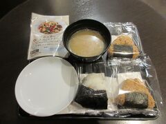 2021/10/17
早朝にホテルを出発。都営浅草線と京急線を乗り継いで羽田空港へ。
ホテル近くのコンビニで仕入れたサラダと、ラウンジで提供されているおにぎりとみそ汁で朝食にしました。