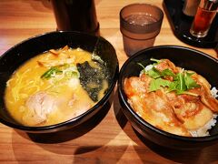 空港では毎度寄る開高の味噌ラーメンと豚丼のセット。
間違いなく美味かった。