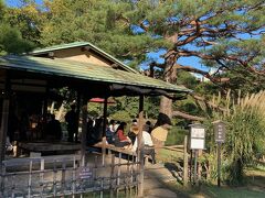 池を眺めながら、抹茶を楽しむことが出来る六義園内にある茶屋の一つ『吹上茶屋』で一休み。